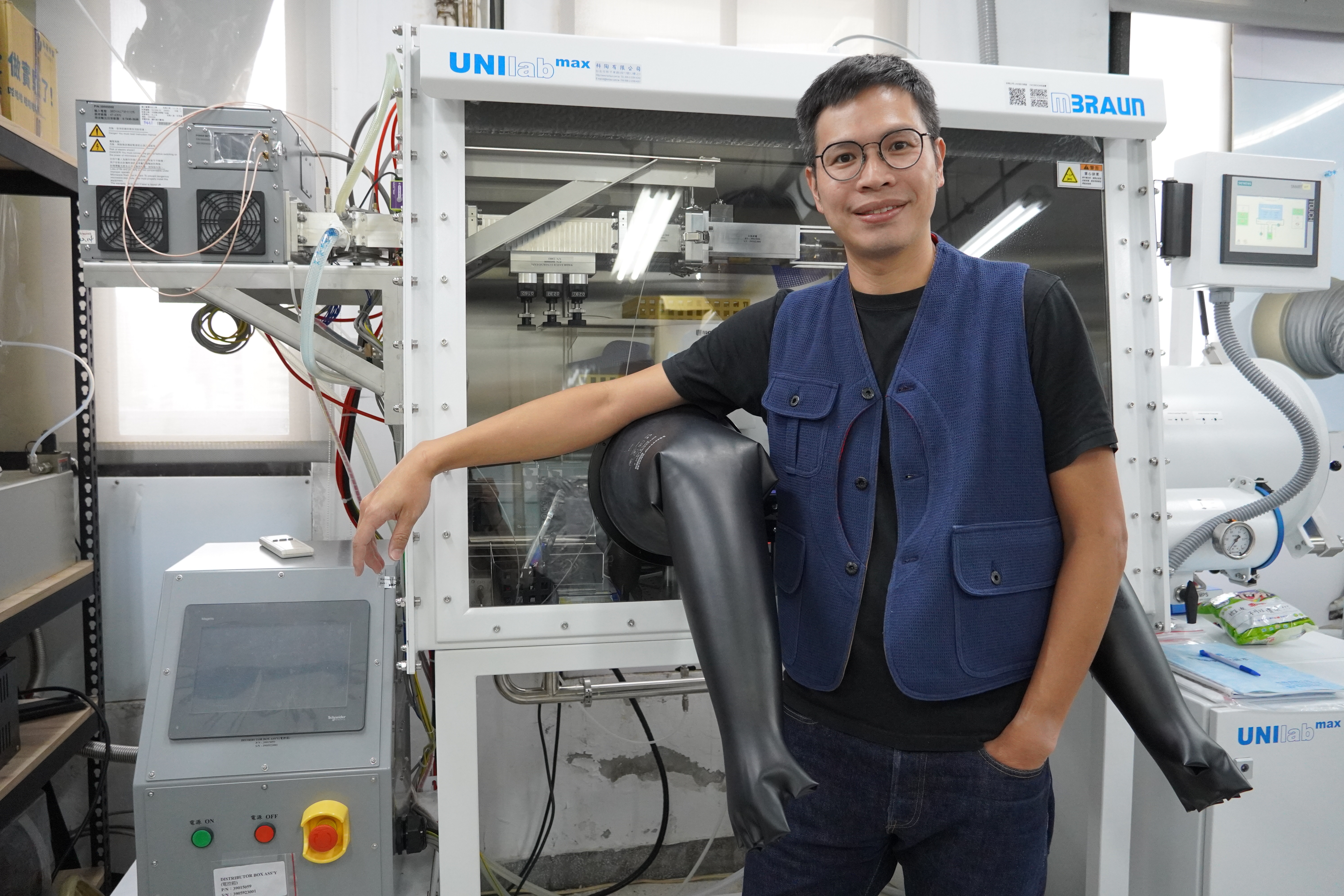 臺科大邱昱誠副教授將半導體與傳統橡膠結合,開發出首個具有彈性自修復功能的軟性半導體元件,榮獲2024年「吳大猷先生紀念獎」肯定。